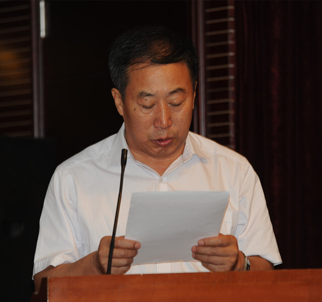 张晓同志宣读第六届会员代表大会选举办法